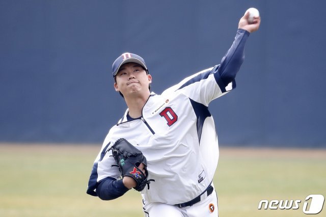 26일 서울 송파구 잠실야구장에서 열린 프로야구 2021시즌 시범경기 두산베어스와 LG트윈스의 경기에 앞서 두산 남호가 훈련하고 있다… 2021.3.26/뉴스1 © News1