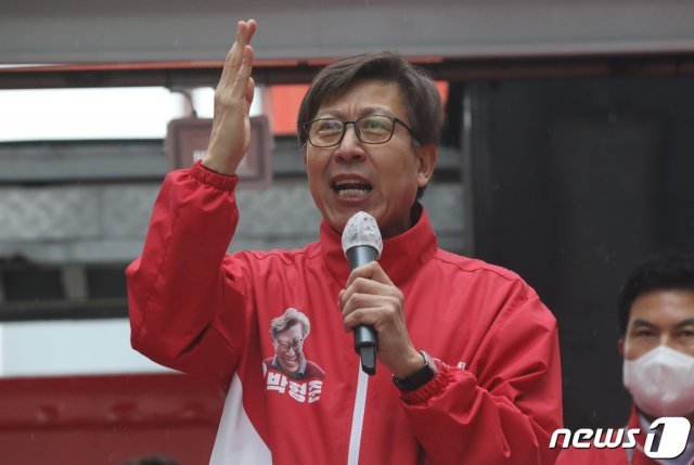 박형준 국민의힘 부산시장 후보가 27일 오후 부산 중구 광복중앙로에서 열린 유세에서 지지를 호소하고 있다. 2021.3.27 /뉴스1 © News1