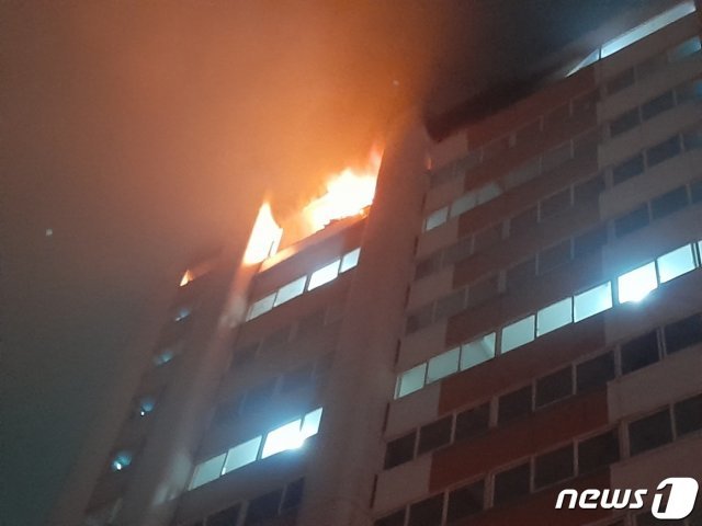 28일 오전 3시38분께 인천시 연수구 연수동 전체 15층 짜리 아파트 15층에서 불이 났다는 신고가 119로 접수돼 현장에 출동한 소방대원들이 진화작업을 벌였다. 이 불로 15층 거주자 1명이 숨졌다. 경찰과 소방은 정확한 사고 경위를 조사 중이다.(인천소방본부 제공)2021.3.28/뉴스1 © News1