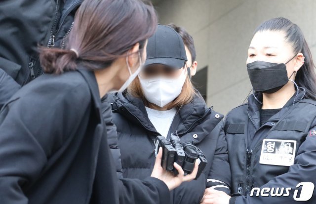 경북 구미서 숨진 3살 여아의 외할머니로 알려졌지만 DNA검사 결과 친모로 밝혀진 A씨가 지난 17일 구미경찰서에서 대구지검 김천지청으로 호송되고 있다. A씨는 취재진의 질문에 “DNA검사 인정하지 못한다. 억울하다”고 말했다. 2021.3.17/뉴스1 © News1