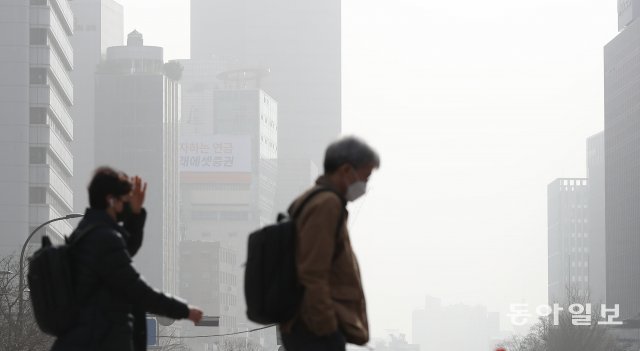 서울에 미세먼지 경보와 초미세먼지 주의보가 동시에 내려진 29일 오전 서울 청계천 일대가 미세먼지와 안개 등으로 뿌옇다. 송은석기자 silverstone@donga.com