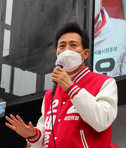 국민의힘 오세훈 서울시장 후보가 28일 서울 강남구 코엑스 동문광장에서 열린 집중유세에서 지지를 호소하고 있다. 사진공동취재단