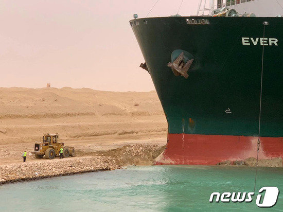 좌초된 에버 기븐. © AFP=뉴스1