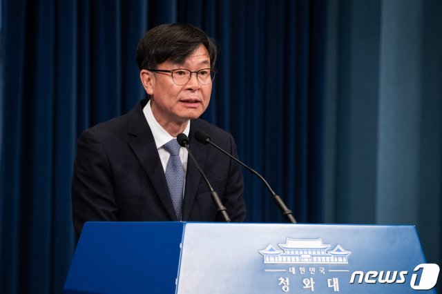 김상조 전 청와대 정책실장이 29일 청와대 브리핑룸에서 퇴임인사를 하고 있다. 2021.3.29/뉴스1 © News1