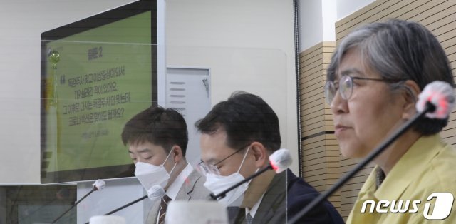 정은경 질병관리청장이 29일 충북 청주시 오송읍 질병관리청에서 코로나19 중앙방역대책본부 정례 브리핑 및 만 75세 이상 백신접종 초청 전문가 설명회를 갖고 있다. 2021.3.29/뉴스1 © News1