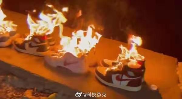 불매 운동을 진행한 누리꾼들이 게재한 나이키 화형식. 웨이보