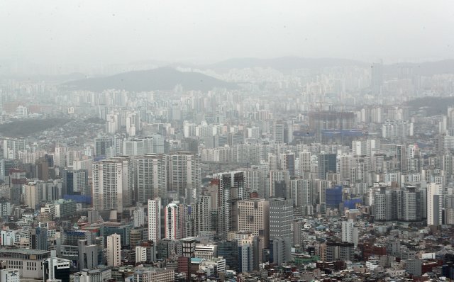 중국발 황사와 국외 대기오염물질 유입으로 전국 대부분 지역의 미세먼지 농도가 ‘나쁨‘을 나타내고 있는 29일 오후 서울 용산구 N서울타워에서 바라본 도심 하늘이 뿌옇게 보이고 있다. 뉴스1