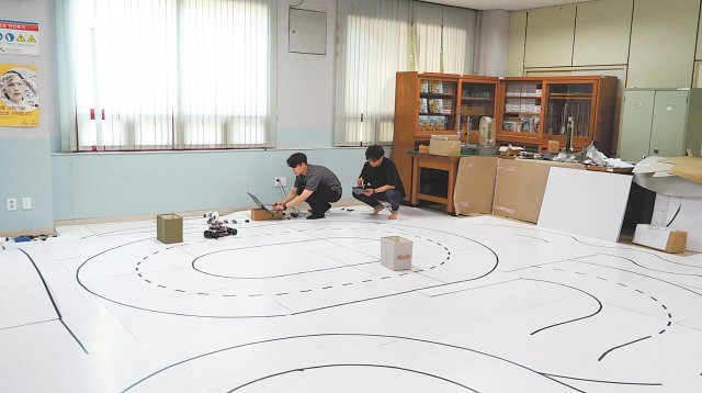 기계설계공학과 학생들이 실습을 하는 모습. 한국산업기술대 제공