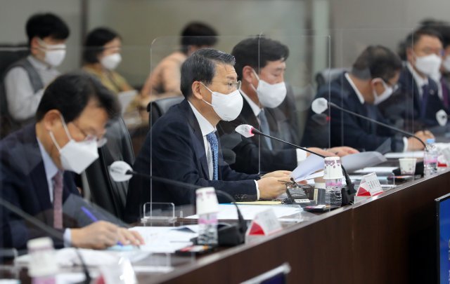 은성수 금융위원장(왼쪽에서 두 번째)이 29일 서울 여의도 중소기업중앙회에서 열린 중소기업인과의 간담회에서 인사말을 하고 있다. 뉴시스