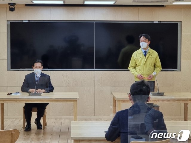 김상호 시장이 기자회견에서 하남도시공사 사장 내정자의 자진 사퇴 사실을 밝히고 있다. © News1