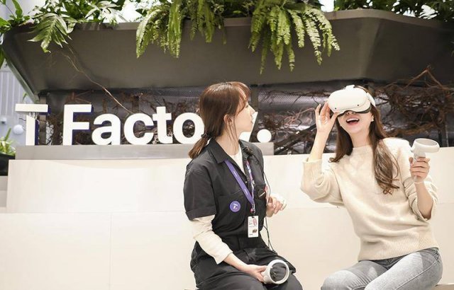 SKT가 VR 기기 ‘오큘러스 퀘스트 2’의 고객 시연을 하고 있다. 출처=SK텔레콤