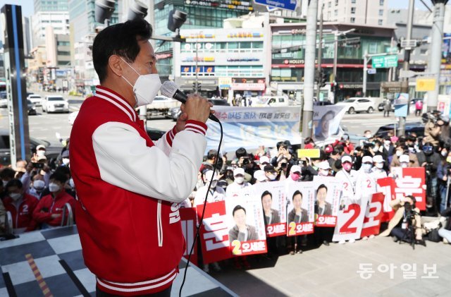 오세훈 국민의힘 서울시장 후보가 30일 오후 서울 영등포역 앞에서 열린 집중유세에서 지지를 호소하고 있다. 안철민 기자