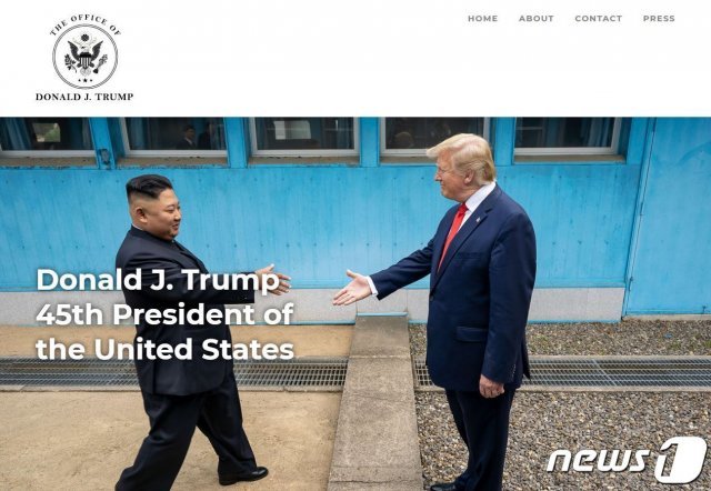 도널드 트럼프 전 대통령이 한국 판문점에서 김정은 국방위원장을 만나던 사진(트럼프 웹사이트 갈무리). © 뉴스1