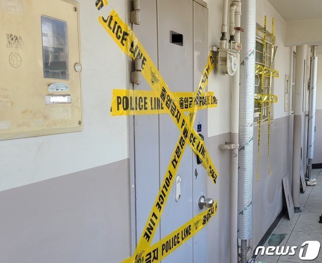 26일 오전 세 모녀가 숨진채 발견된 서울 노원구 아파트에 폴리스라인이 쳐있다. 뉴스1