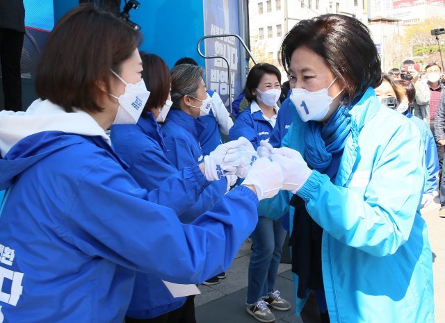 고민정 더불어민주당 의원과 박영선 민주당 서울시장 후보가 30일 서울 성동구 왕십리역 광장에서 열린 집중유세에서 인사하고 있다. 국회사진취재단