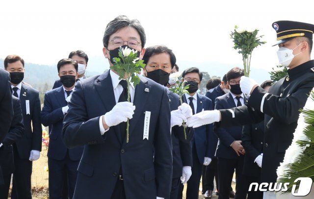 서해수호의 날인 26일 오전 대전 유성구 국립대전현충원 천안함 46용사 묘역에서 유승민 국민의힘 공동선대위원장이 헌화하고 있다. 2021.3.26/뉴스1 © News1