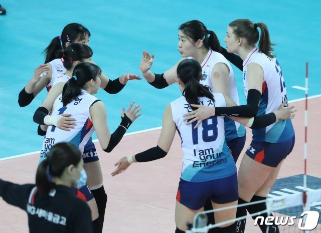 30일 오후 인천 계양체육관에서 열린 프로배구 여자부 ‘2020-2021 도드람 V-리그’ 챔피언결정전 3차전 GS칼텍스와 흥국생명의 경기에서 득점에 성공한 GS칼텍스 선수들이 기뻐하고 있다. 2021.3.30 © News1