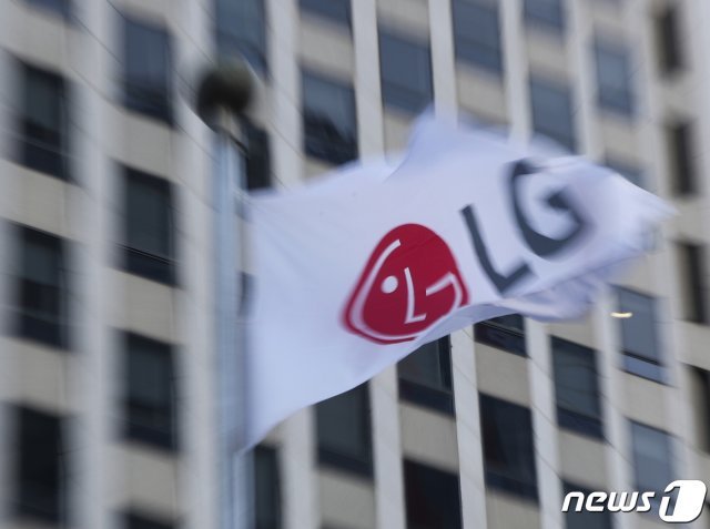 LG전자 본사가 위치한 서울 여의도 LG트윈타워에 회사 깃발이 날리고 있다. 2021.1.20/뉴스1 © News1