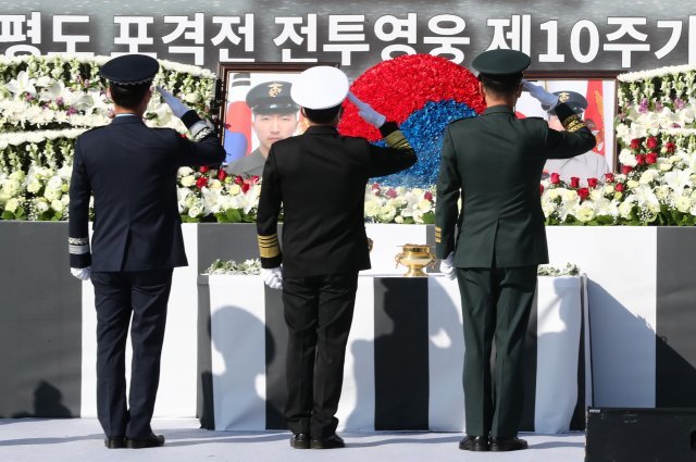 지난해 11월 23일 오전 대전 유성구 국립대전현충원에서 열린 연평도 포격전 전투영웅 제10주기 추모식에서 김준식 공군참모차장(왼쪽부터), 부석종 해군참모총장, 남영신육군 참모총장이 거수경례를 하고 있다. 사진공동취재단