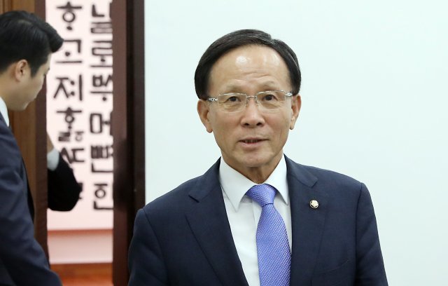 주미대사 내정자인 이수혁 더불어민주당 의원이 30일 서울 여의도 국회에서 문희상 국회의장에게 이임인사를 한뒤 의장실을 나오고 있다. 2019.09.30. 【서울=뉴시스】