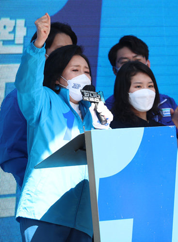 박영선 더불어민주당 서울시장 후보가 31일 서울 동작구 이수역 앞에서 열린 집중유세에서 연설하고 있다. 사진공동취재단