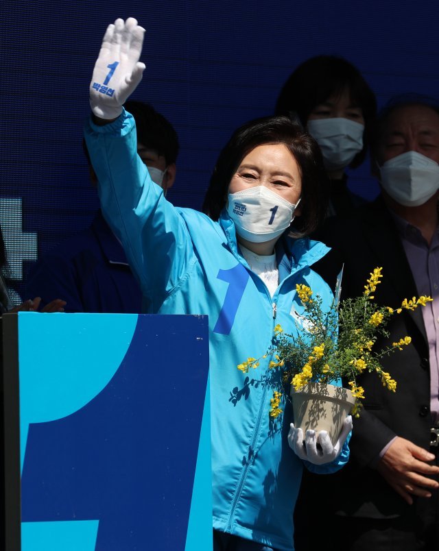 박영선 더불어민주당 서울시장 후보가 31일 서울 동작구 이수역 앞에서 열린 집중유세에서 지지자들에게 인사하고 있다. 뉴시스