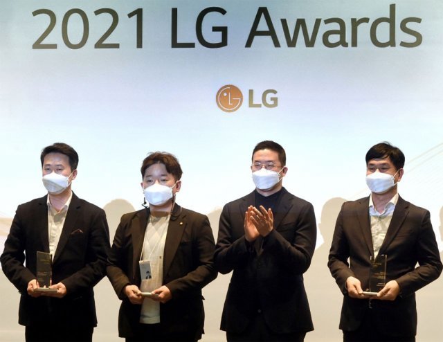 구광모 ㈜LG 대표(왼쪽에서 세 번째)가 지난달 30일 서울 강서구 마곡 LG사이언스파크에서 개최한 ‘LG어워즈’에서 일등LG상 수상자들과 기념 촬영을 하고 있다. ㈜LG 제공