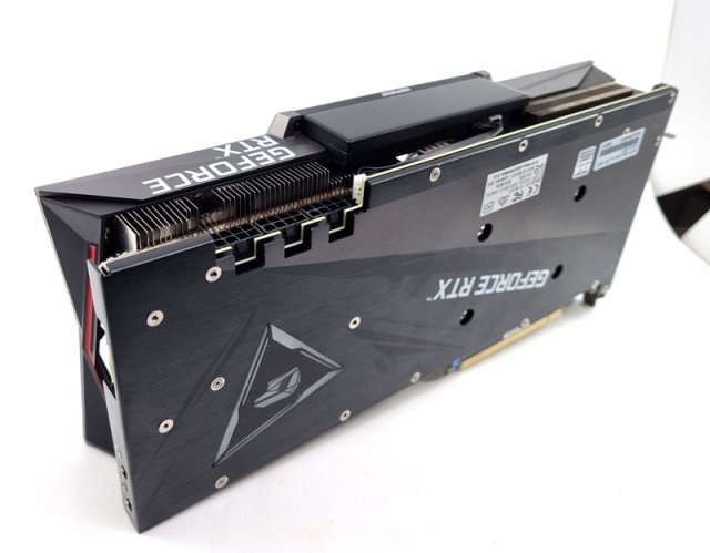 제품 후면의 백플레이트 (출처=IT동아)