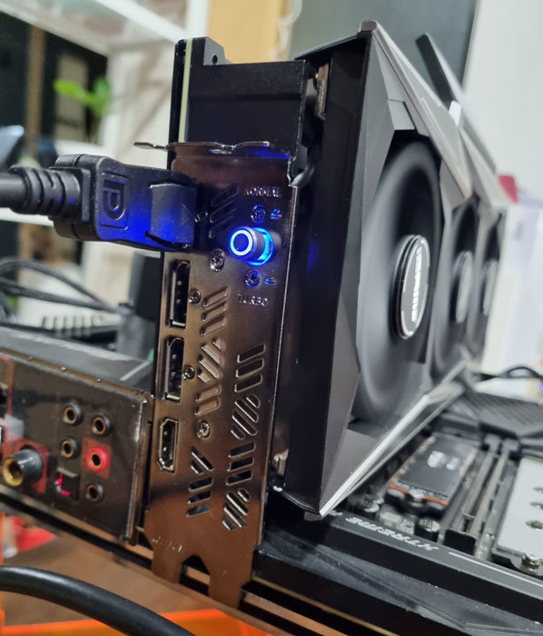 후면 패널에는 3개의 DP와 1개의 HDMI, 그리고 OC 버튼이 달렸다 (출처=IT동아)