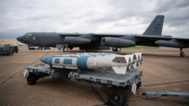 B-52H 전략폭격기에 정밀유도폭탄 장착 지난달 10일 미국 루이지애나 바크스데일 공군기지에서 B-52H 전략폭격기에
 장착하는 정밀유도폭탄 GBU-31 4기가 운반되는 모습. 폭격기뿐 아니라 유도폭탄 같은 무기가 함께 공개되는 건 드문 일이다. 
사진 출처 미군 홈페이지