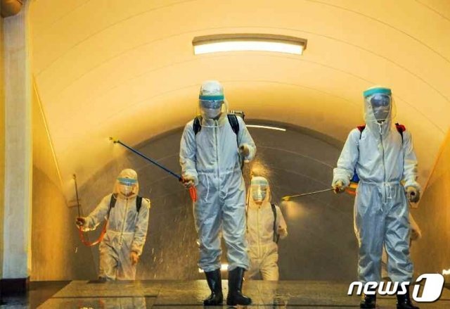 북한 평양 지하철역의 방역 작업. /뉴스1