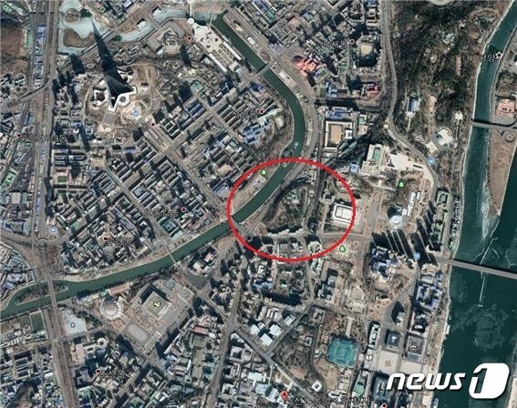 북한이 보통강변에 800세대의 ‘’다락식 주택구‘’를 건설하겠다고 밝힌 곳의 입지.(구글어스 갈무리)© 뉴스1