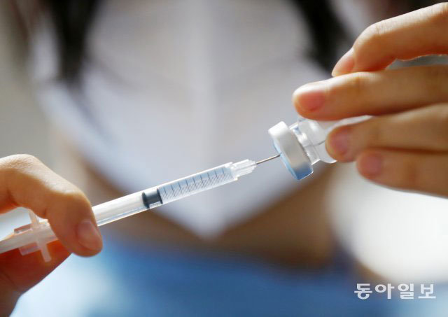 서울시 한 요양센터에서 의료진이 관계자에게 아스트라제네카 백신을 접종하고 있다. 2021.3.2 사진공동취재단