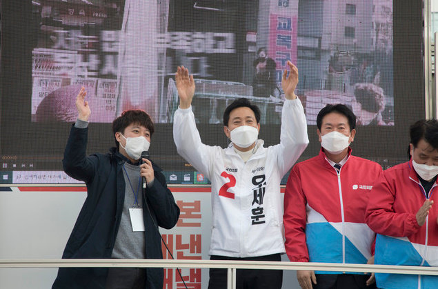 25일 서울시장 선거운동이 시작한 첫날 국민의힘 오세훈 서울시장 후보가 서울 노원구 노원역 사거리에서 거리유세를 하고 있다. 이준석 노원구 당협위원장(국민의힘 선거대책위원회 뉴미디어본부장)이 오세훈 후보를 소개하고 있다.2021.03.25. 국회사진기자단