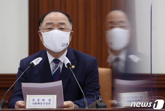 홍남기 경제부총리 겸 기획재정부 장관 1일 오전 서울 종로구 세종대로 정부서울청사에서 열린 제7차 혁신성장 BIG3 추진회의에서 모두발언을 하고 있다. 2021.4.1/뉴스1