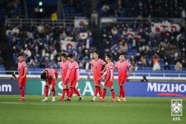 25일 일본 요코하마시 닛산스타디움에서 열린 한일전에서 0-3으로 패한 대한민국 축구대표팀 선수들이 아쉬워하고 있다. (대한축구협회 제공) 2021.3.25