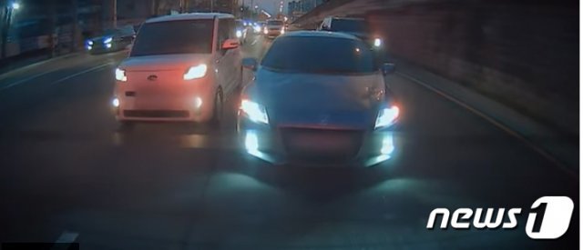 지난 23일 오후 광주대구고속도로에서 무리한 차선변경을 하며 여성 운전자를 쫓아오고 있는 회색 혼다 차량(오른쪽).(온라인커뮤니티 캡처)2021.3.31