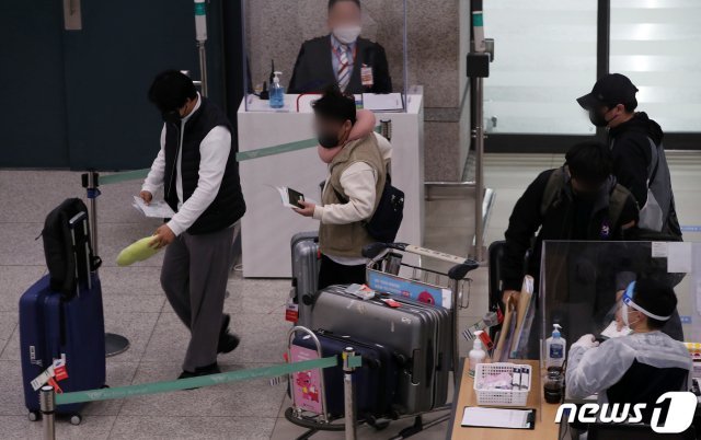 4일 오전 인천국제공항 제1터미널 입구장으로 들어오는 입국자들의 모습. 2021.3.4/뉴스1 © News1