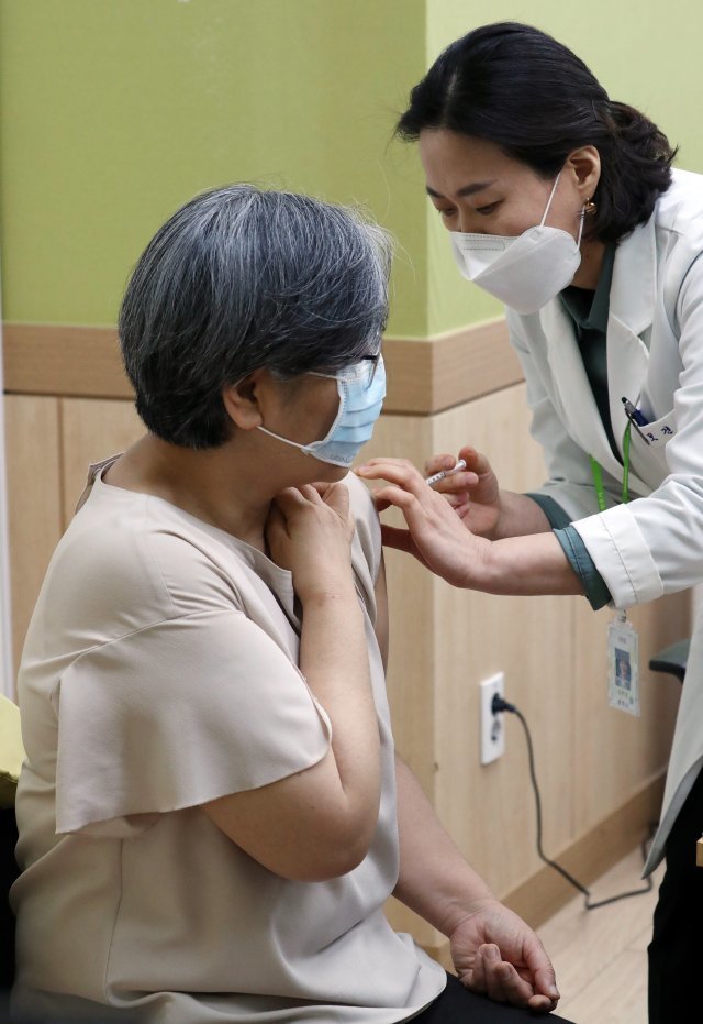 정은경 질병관리청장이 1일 오전 충북 청주 흥덕보건소에서 코로나19 백신을 접종받고 있다. 공동취재사진
