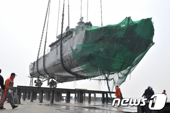 지난 2010년 4월15일 서해 백령도 앞바다에서 대형크레인으로 인양된 해군 초계함 ‘천안함’. 천안함은 그해 3월26일 북한의 어뢰 공격으로 침몰했다. (서울지방보훈청 제공)2013.3.26/뉴스1