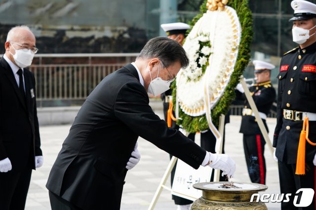 문재인 대통령이 지난달 26일 오후 경기도 평택 소재 해군 제2함대 사령부에서 열린 제6회 ‘서해수호의 날’ 기념식 참석 뒤 ‘천안함 46용사 ’ 추모비 앞에 헌화·분향하고 있다. 2021.3.26/뉴스1 © News1