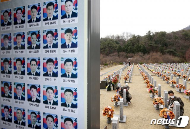 서해수호의 날을 이틀 앞둔 24일 대전 유성구 국립대전현충원 천안함 46용사 묘역에서 해군본부 장병들이 묘비를 닦고 있다. 201.3.24/뉴스1 © News1