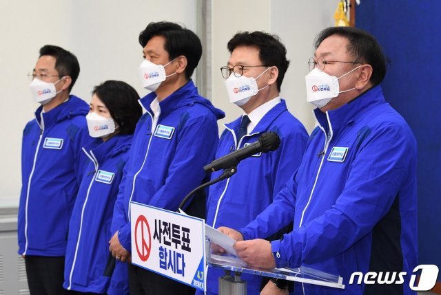 김태년 더불어민주당 대표 직무대행이 1일 서울 여의도 국회에서 성명 발표를 하고 있다.  2021.4.1 © News1