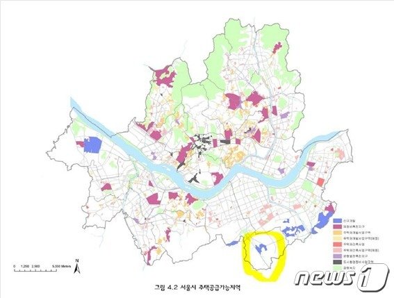 오세훈 당시 서울시장이 발표한 ‘2020 주택종합계획’ 기자회견 자료. 노란색 형광펜으로 표기된 곳이 오 후보의 처가 소유 땅이 포함된 내곡지구다. © 뉴스1