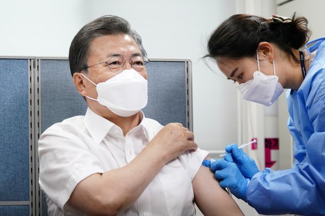 문재인 대통령이 지난달 23일 서울 종로구보건소에서 신종 코로나바이러스 감염증(코로나19) 예방을 위해 아스트라제네카(AZ)사의 백신을 맞고 있다. 뉴스1