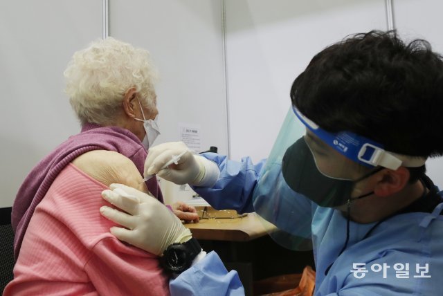1915년 생으로 올해 106세가된 최오경 할머니가 1일 서울 노원구 중계동 노원구민체육센터에서 코로나19 백신 접종을 받고 있다. 홍진환 기자 jean@donga.com