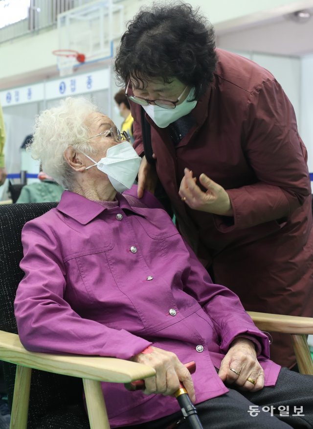 최오경 할머니가 요양보호사와 대화를 나누고 있다.