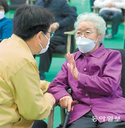 최 할머니는 백신 접종 후 “아프지 않았냐”고 묻는 오승록 노원구청장(왼쪽)의 질문에 “하나도 안 아프다”고 답했다. 홍진환 기자 jean@donga.com