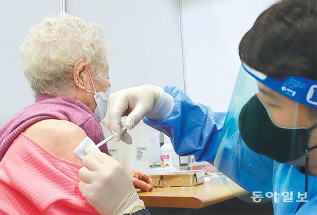 올해 106세인 최오경 할머니가 1일 서울 노원구 구민체육센터에 설치된 코로나19 예방접종센터에서 백신을 맞고 있다. 홍진환 기자 jean@donga.com
