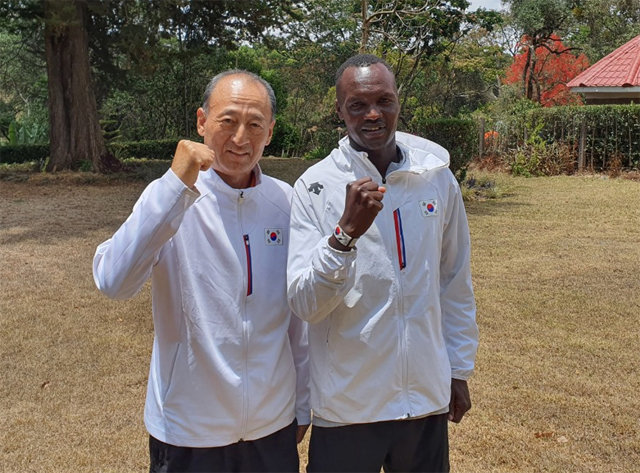 귀화 마라토너 오주한(오른쪽)과 오창석 백석대 스포츠과학부 교수가 지난달 31일 케냐에서 가진 훈련을 앞두고 도쿄 올림픽 결의를 다지고 있다. 오창석 씨 제공